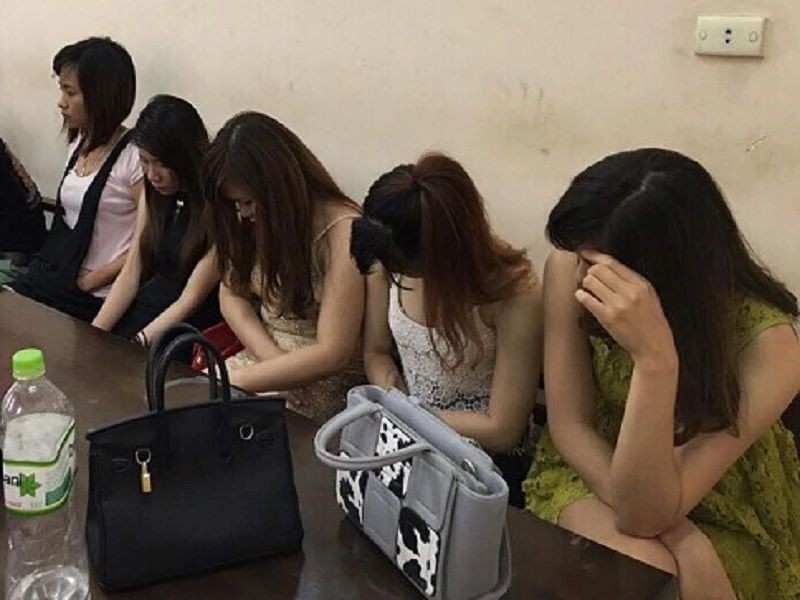 Tạm giữ 20 'chân dài' tống 3 không đội mũ bảo hiểm ảnh 1