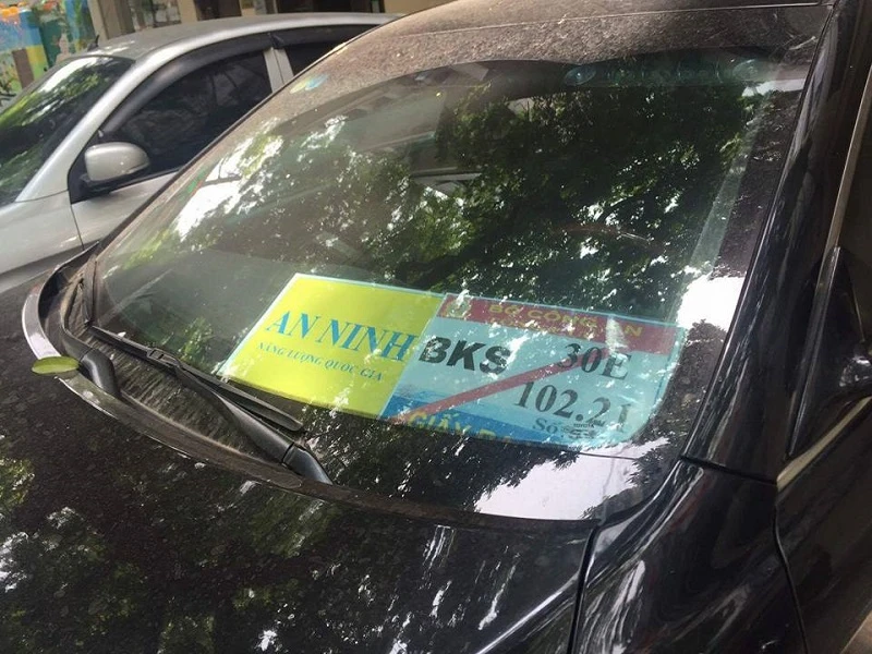 Một trường hợp xe tư nhân gắn phù hiệu Bộ Công an