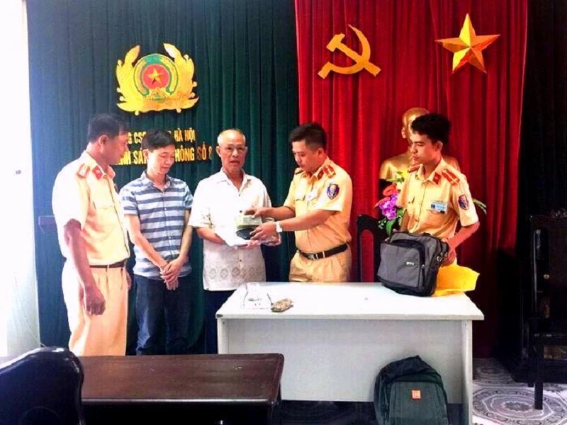 Nhặt được hơn 40 triệu, CSGT trả lại cho người dân ảnh 1