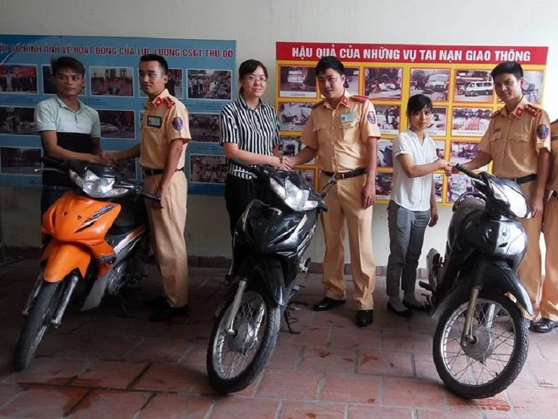 Các chủ nhân nhận lại xe của mình từng bị đánh cắp