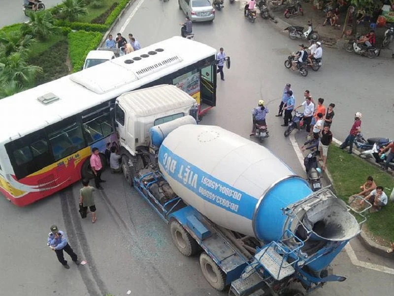 Chiếc xe bồn đâm trực diện vào phần hông xe buýt.