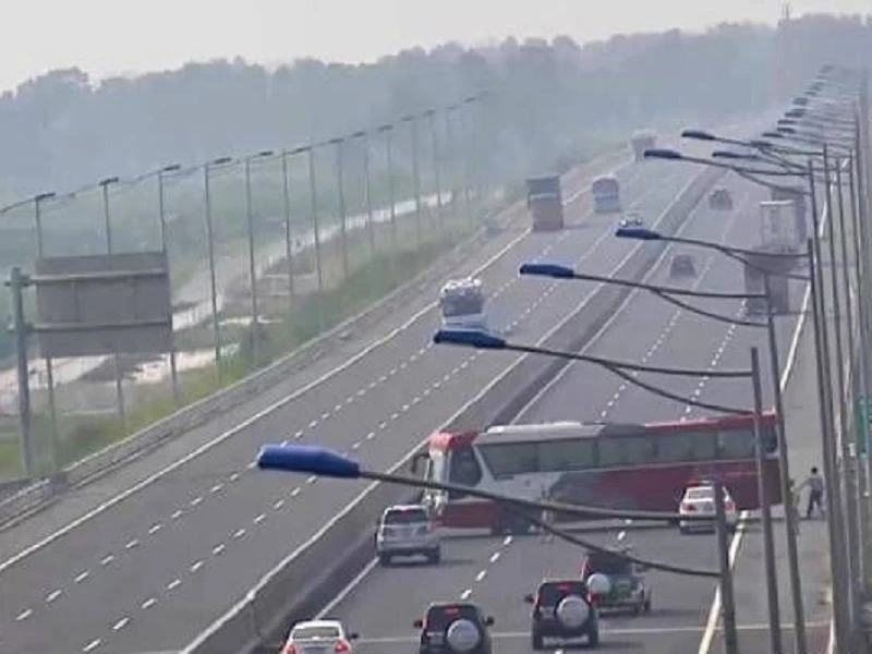 Quay đầu xe khách 47 chỗ trên cao tốc vì... nhầm đường ảnh 1