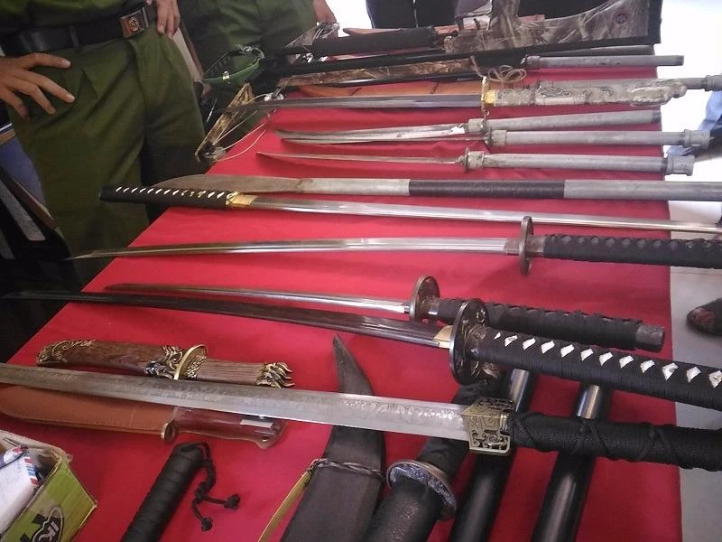 Nhiều hung khí như dao, kiếm, rìu,... vẫn còn nguyên vẹn