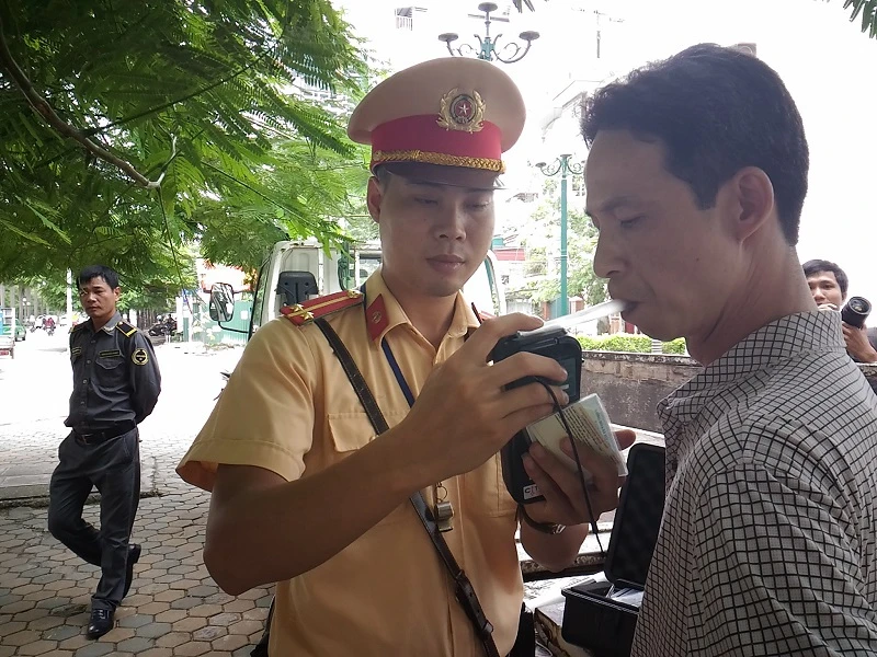 Xử phạt nồng độ cồn: 'Chỉ uống một cốc, sao mà say' ảnh 4