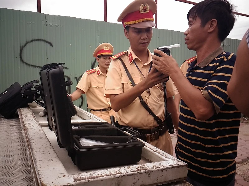 Xử phạt nồng độ cồn: 'Chỉ uống một cốc, sao mà say' ảnh 1