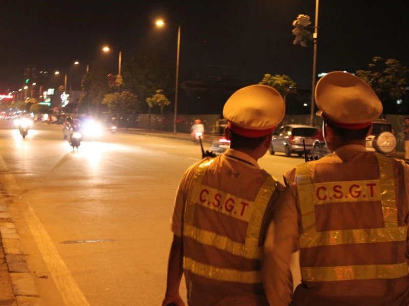 Khi thấy lực lượng CSGT xử phạt, nhân viên quán bia đã nhanh chóng thông báo cho khách để tránh né