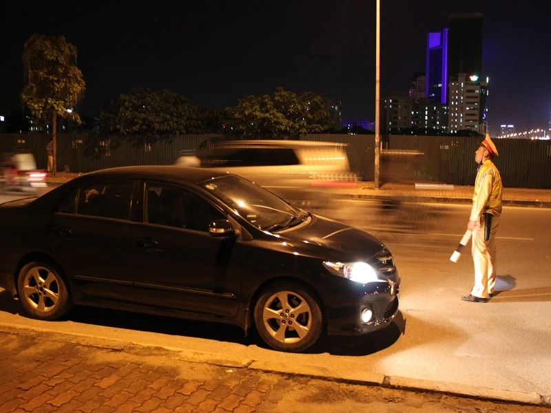 Một tài xế sử dụng bia khi lái xe bị lực lượng CSGT yêu cầu dừng xe, kiểm tra nồng độ