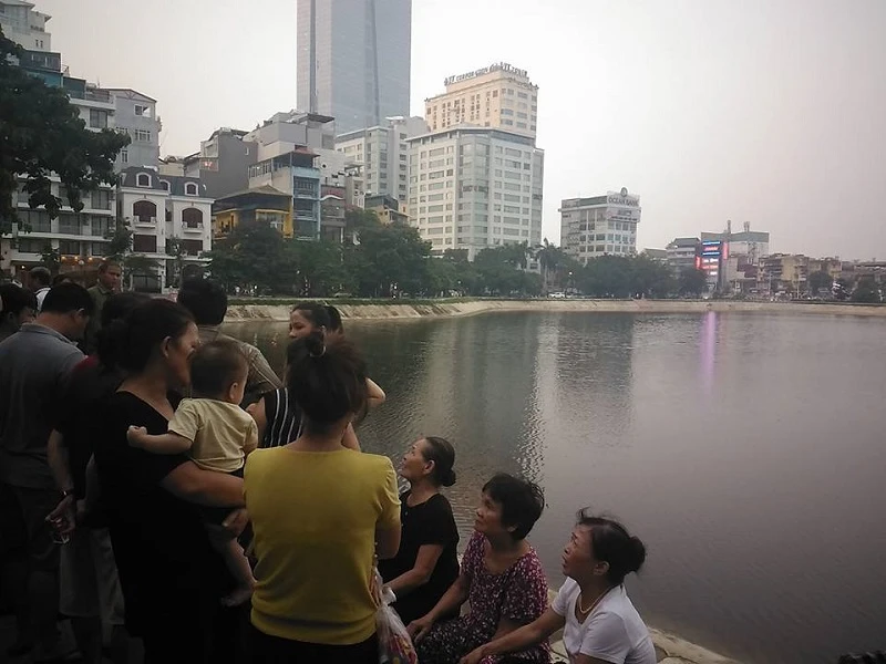 Bơi ra giữa hồ Ngọc Khánh, thanh niên bất ngờ kêu cứu rồi chìm dần ảnh 1