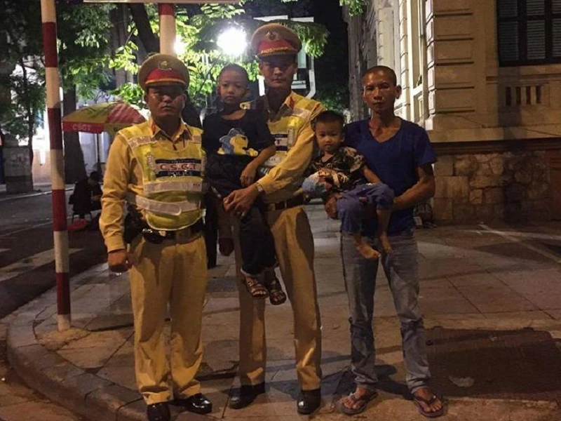 Anh Lâm vô cùng vui mừng khi được CSGT giúp tìm lại con trai bị lạc của mình