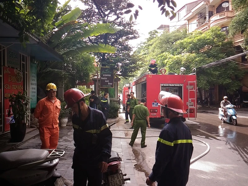 Cháy ngùn ngụt tại quán cafe trên phố Phan Kế Bính ảnh 3