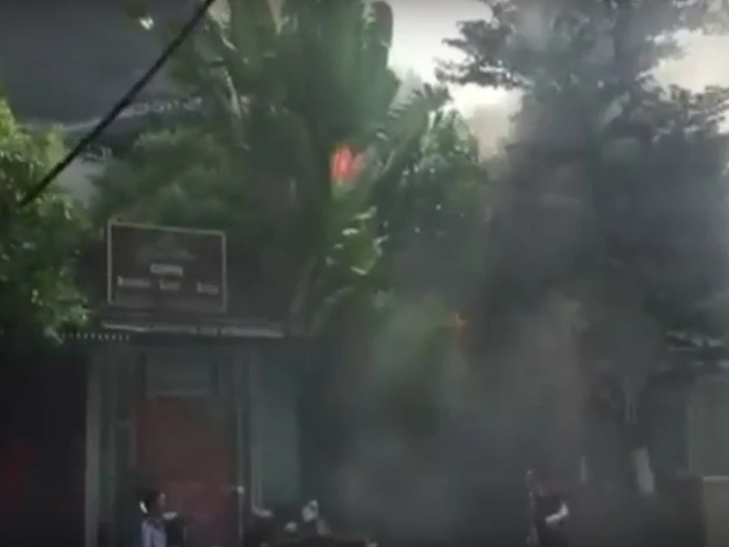 Cháy ngùn ngụt tại quán cafe trên phố Phan Kế Bính ảnh 1