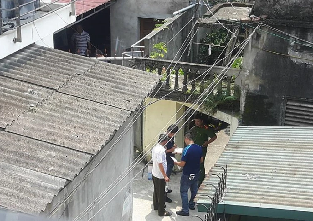 Lực lượng công an khám nghiệm hiện trường