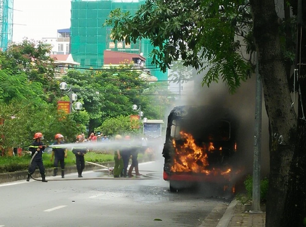 Xe buýt đang chạy, bất ngờ nổ rồi bốc cháy ngùn ngụt ảnh 2