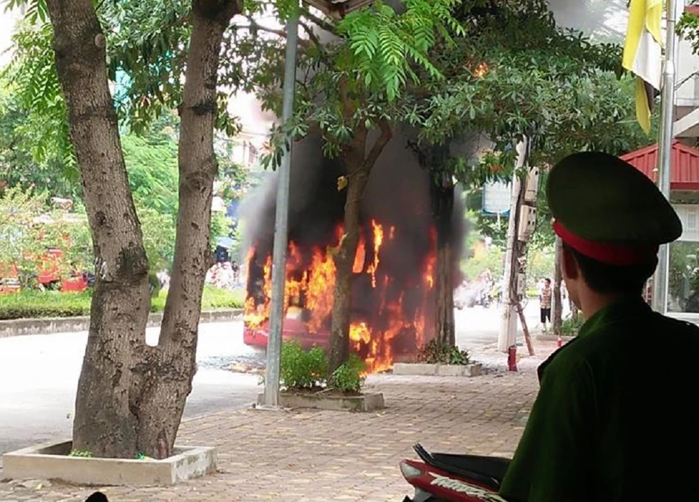 Xe buýt đang chạy, bất ngờ nổ rồi bốc cháy ngùn ngụt ảnh 1