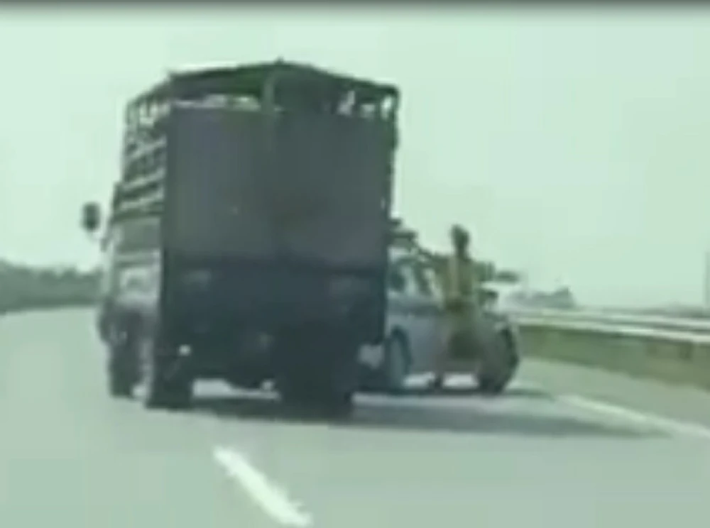 Xe chở heo đâm vào CSGT,phóng nhanh lên cao tốc bỏ chạy ảnh 1
