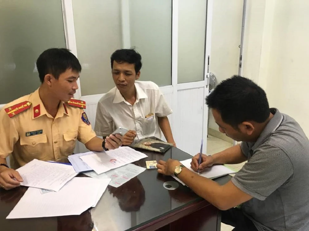Hai trong bốn tài xế ô tô đã đến trụ sở công an làm việc