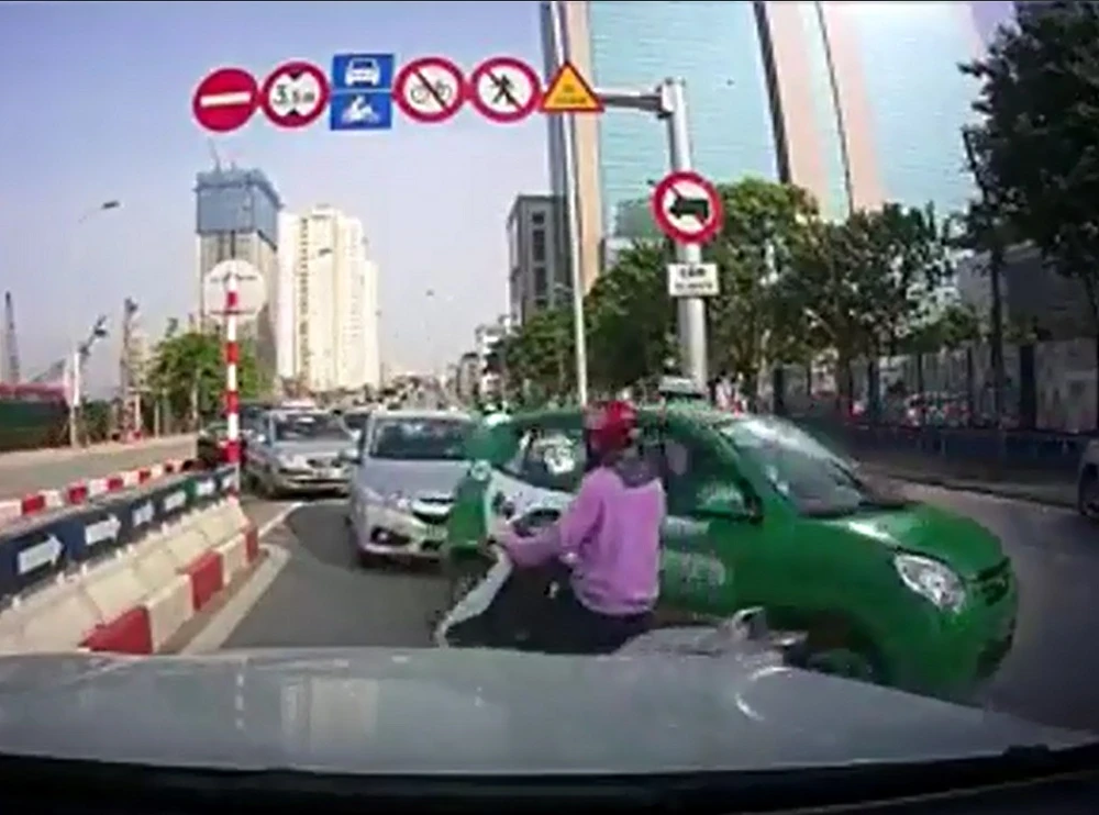 Bốn chiếc ô tô nối đuôi nhau đi ngược chiều