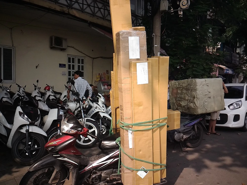 Nhiều trường hợp chở hàng cồng kềnh gây nguy hiểm cho các phương tiện khác lưu thông cùng tuyến đường