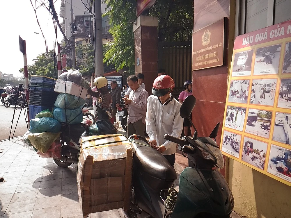 Nhiều chủ phương tiện khi bị CSGT xử lý đều đưa ra lý do vì điều kiện kinh tế khó khăn nên phải mưu sinh