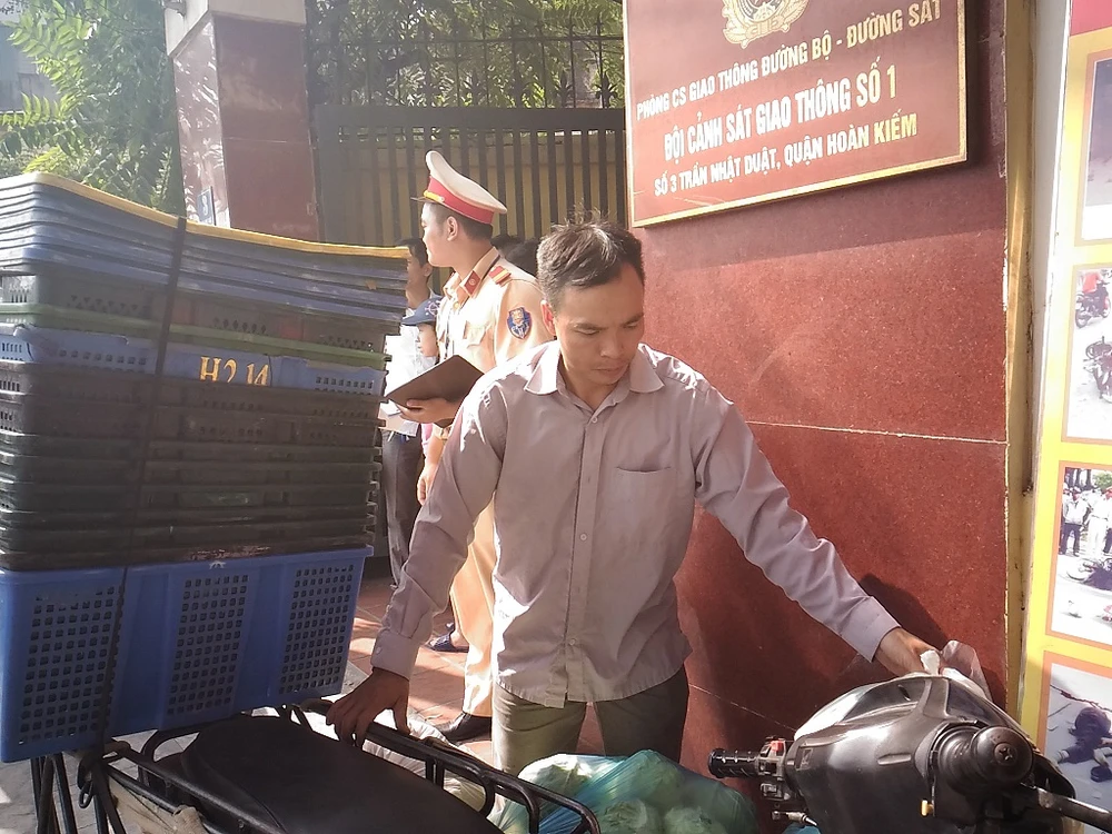 Nhiều chủ phương tiện khi bị CSGT xử lý đều đưa ra lý do vì điều kiện kinh tế khó khăn nên phải mưu sinh