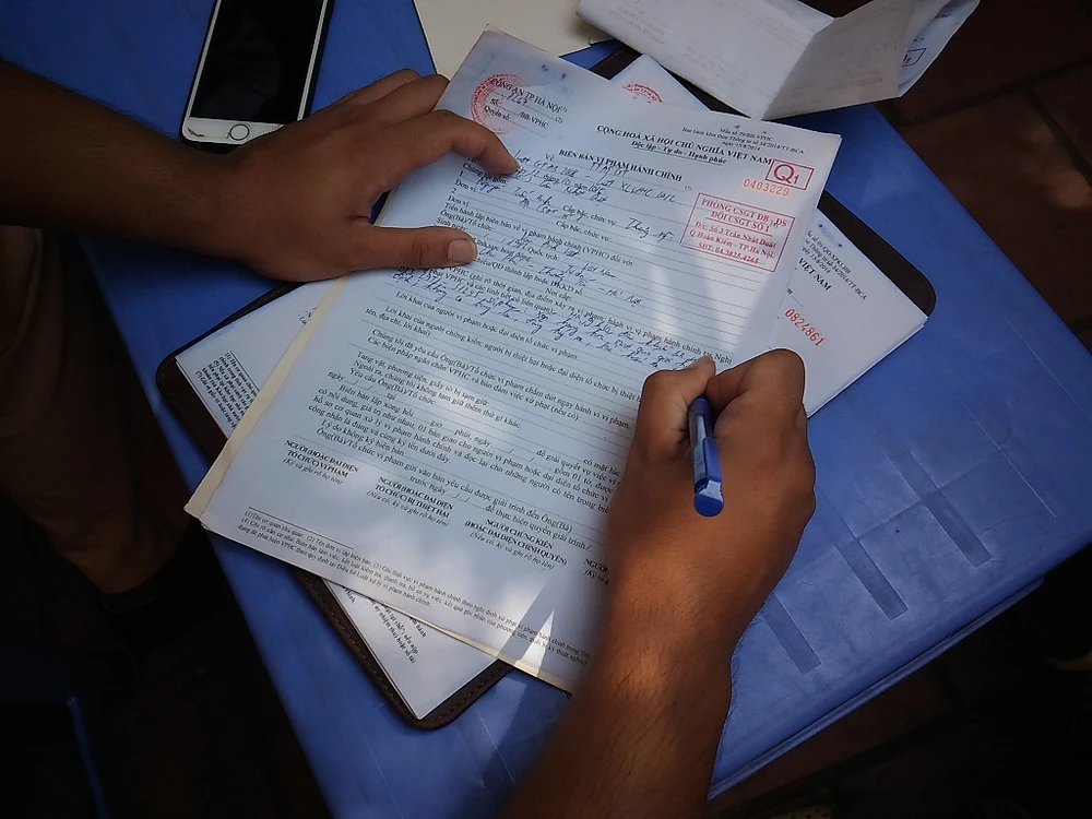 Nhiều chủ phương tiện khi bị CSGT xử lý đều đưa ra lý do vì điều kiện kinh tế khó khăn nên phải mưu sinh