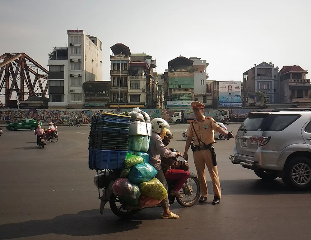 Lực lượng CSGT Đội 1 xử lý các trường hợp chở hàng cồng kềnh