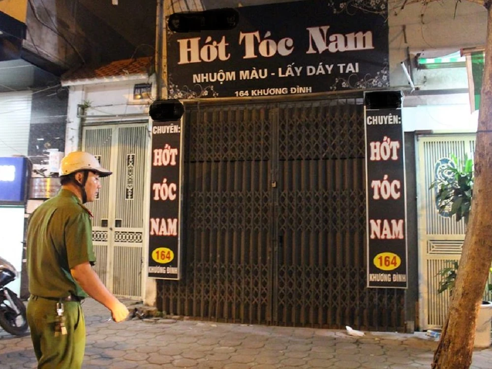 Nam thanh niên bị chém gục ngay tại cửa tiệm
