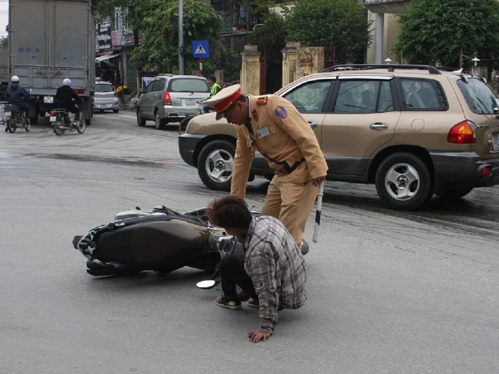 'Giật mình' khi thấy CSGT, nam thanh niên ngã ra đường ảnh 4