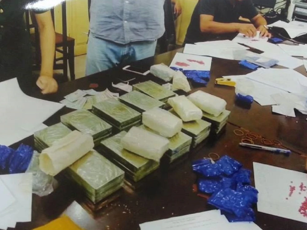 Đôi tình nhân giấu 20 bánh heroin trong cánh cửa xe ảnh 2