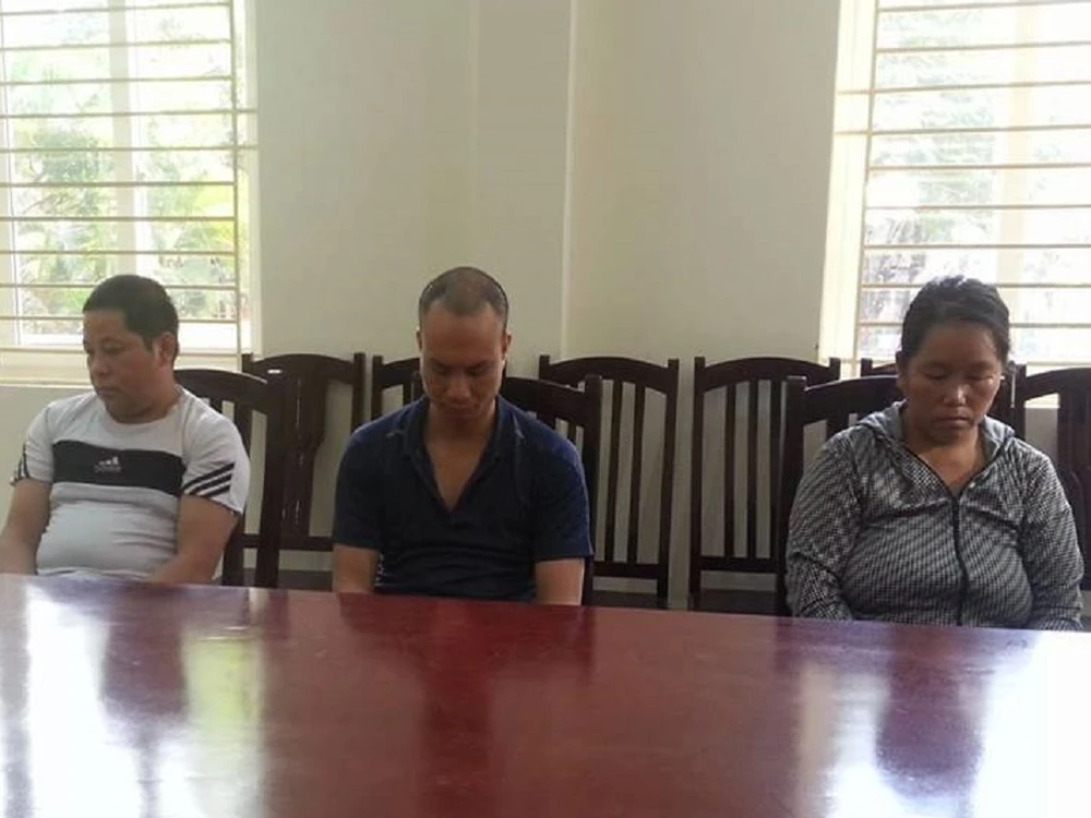 Đôi tình nhân giấu 20 bánh heroin trong cánh cửa xe ảnh 1