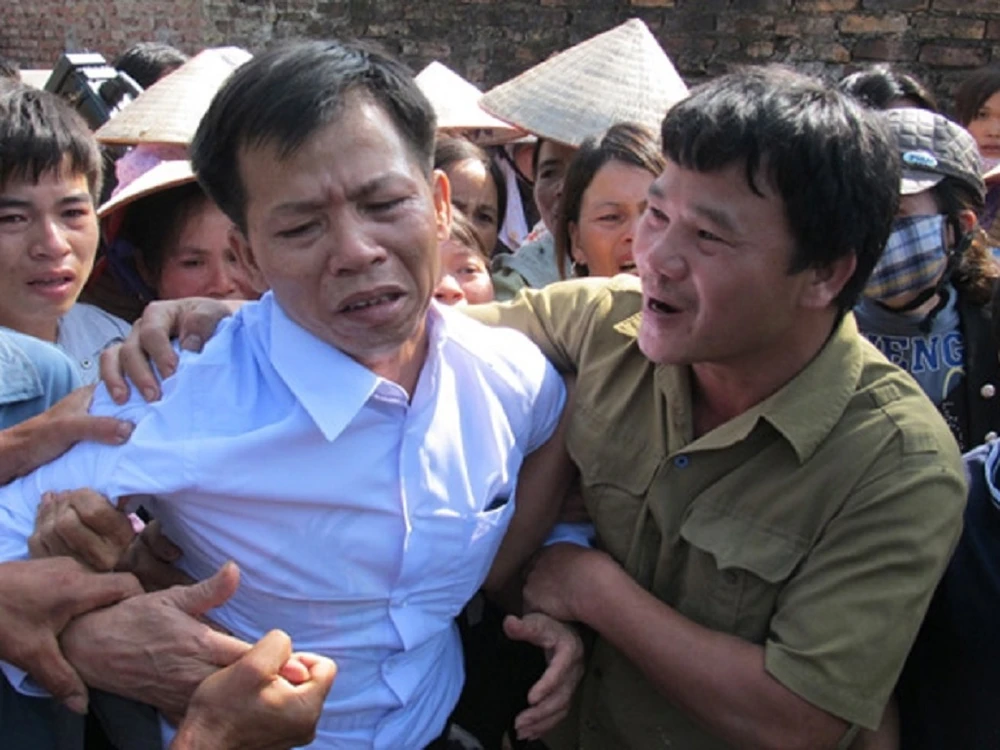 Ông Nguyễn Thanh Chấn (áo trắng) phải chịu oan trong 10 năm. Ảnh: VTC