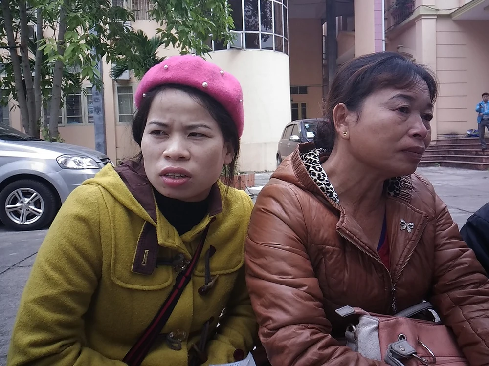 Bà Nguyễn Thị Chiến (phải) cùng con gái đến dự tòa