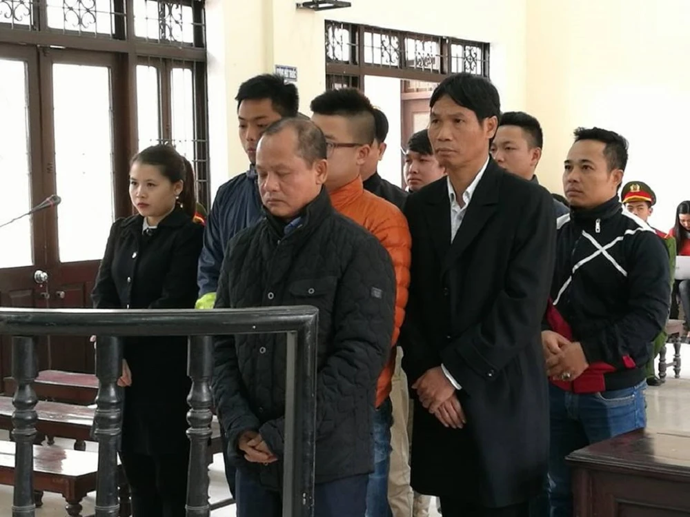 Minh "sâm" cùng các đồng phạm tại phiên tòa ngày 25-11