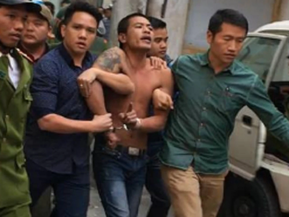 Đối tượng bị khống chế sau nhiều giờ cố thủ trong nhà. Ảnh: BEATVN