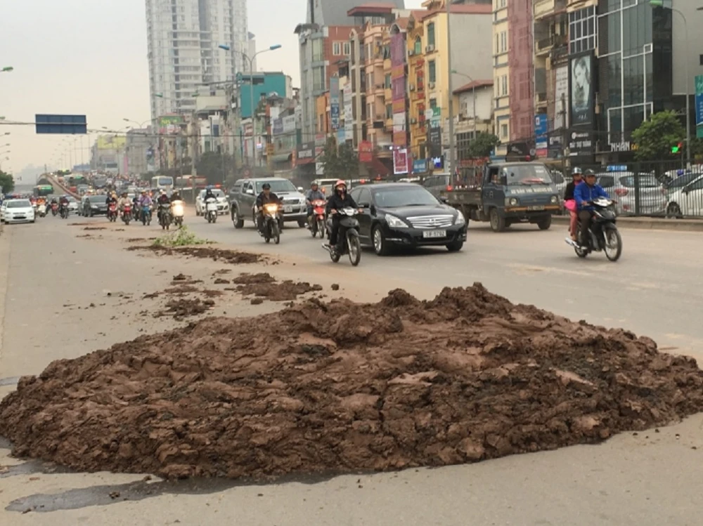 Dính dầu loang, xe ngã la liệt tại hầm Kim Liên ảnh 2