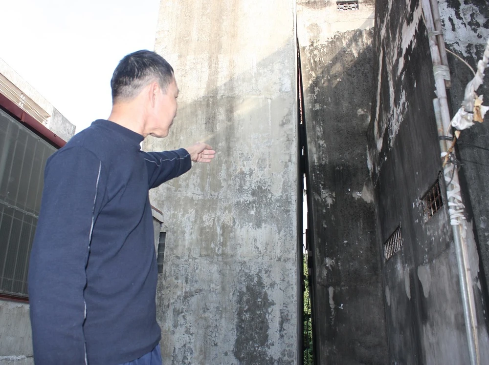 Hà Nội: Khiếp vía ngôi nhà nghiêng... 60 cm chờ đổ sập ảnh 1