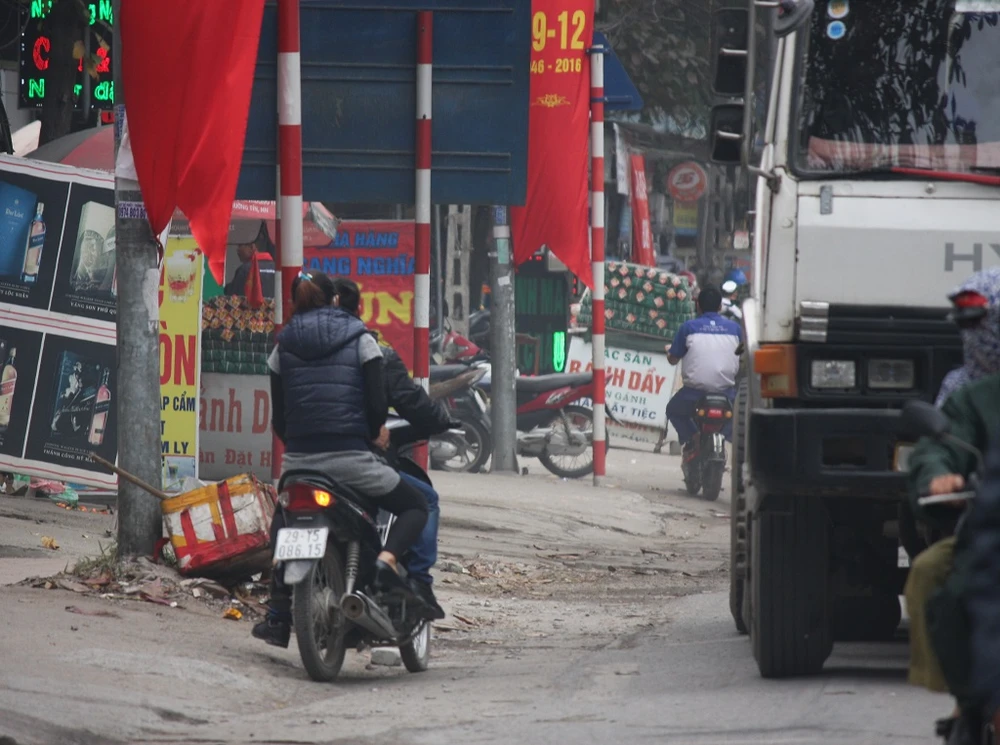 Bị CSGT xử phạt, người đàn ông xé quyết định xử phạt ảnh 4