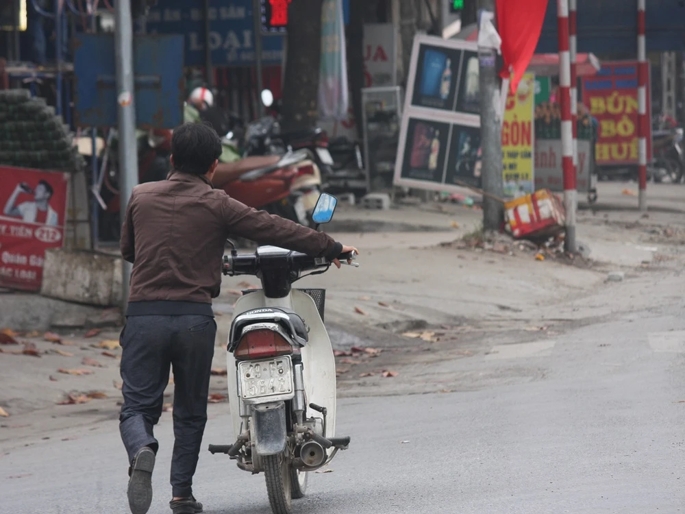 Bị CSGT xử phạt, người đàn ông xé quyết định xử phạt ảnh 9