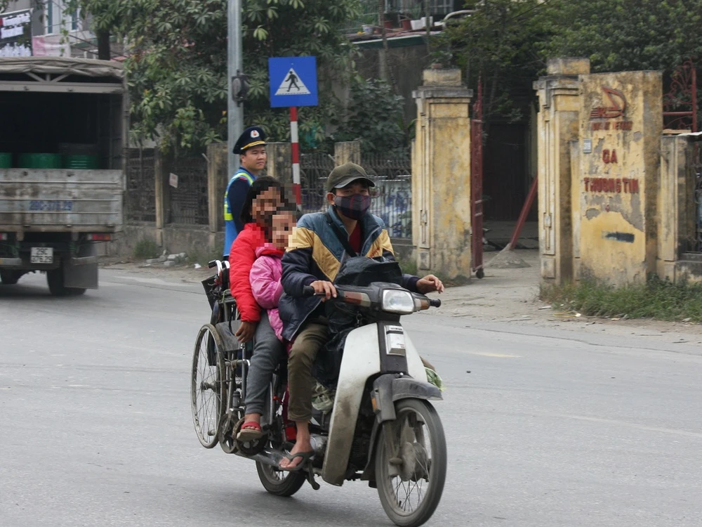 Bị CSGT xử phạt, người đàn ông xé quyết định xử phạt ảnh 7