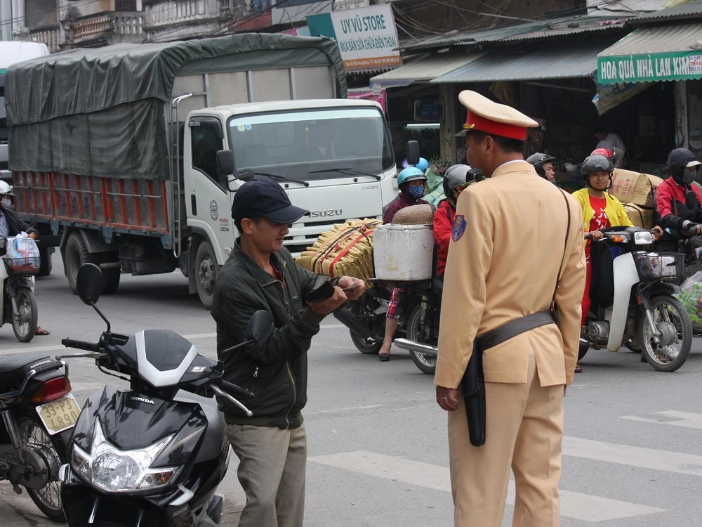 Bị CSGT xử phạt, người đàn ông xé quyết định xử phạt ảnh 1