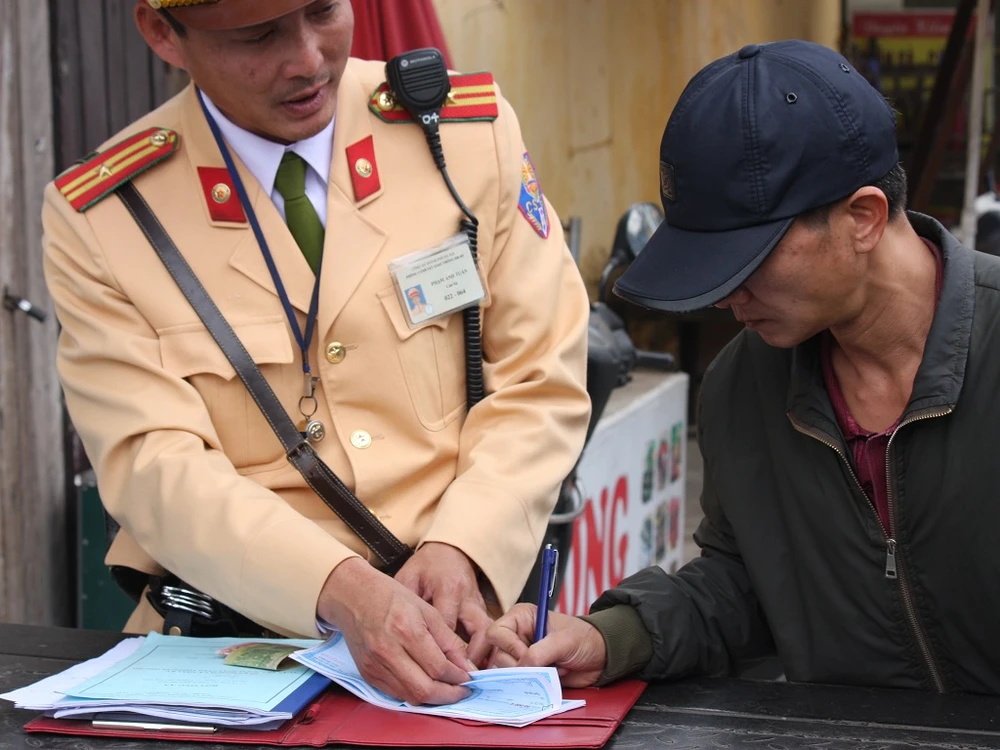 Bị CSGT xử phạt, người đàn ông xé quyết định xử phạt ảnh 2