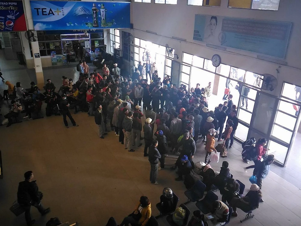 Dời hành khách bị ‘bỏ rơi’ ở bến Mỹ Đình sang Giáp Bát ảnh 2