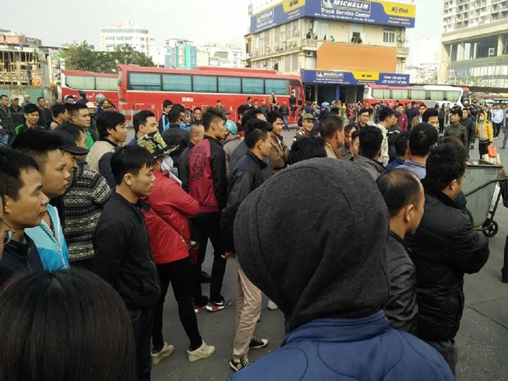 Dời hành khách bị ‘bỏ rơi’ ở bến Mỹ Đình sang Giáp Bát ảnh 1