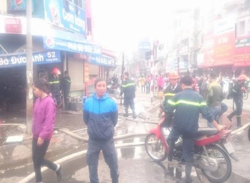 Quán cơm bùng cháy dữ dội, 1 người bị bỏng ảnh 2