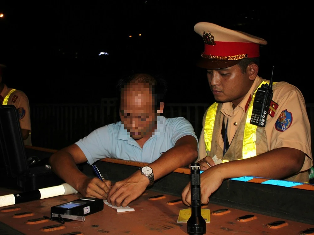 Mỗi ngày, CSGT xử lý hơn 200 “ma men” đi trên đường. Ảnh: TUYẾN PHAN