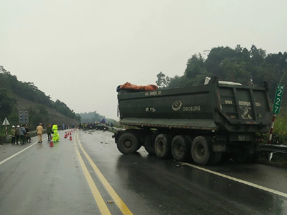 Tai nạn kinh hoàng trên cao tốc, tài xế tử vong tại chỗ ảnh 2 Tai nạn kinh hoàng trên cao tốc, tài xế tử vong tại chỗ ảnh 2