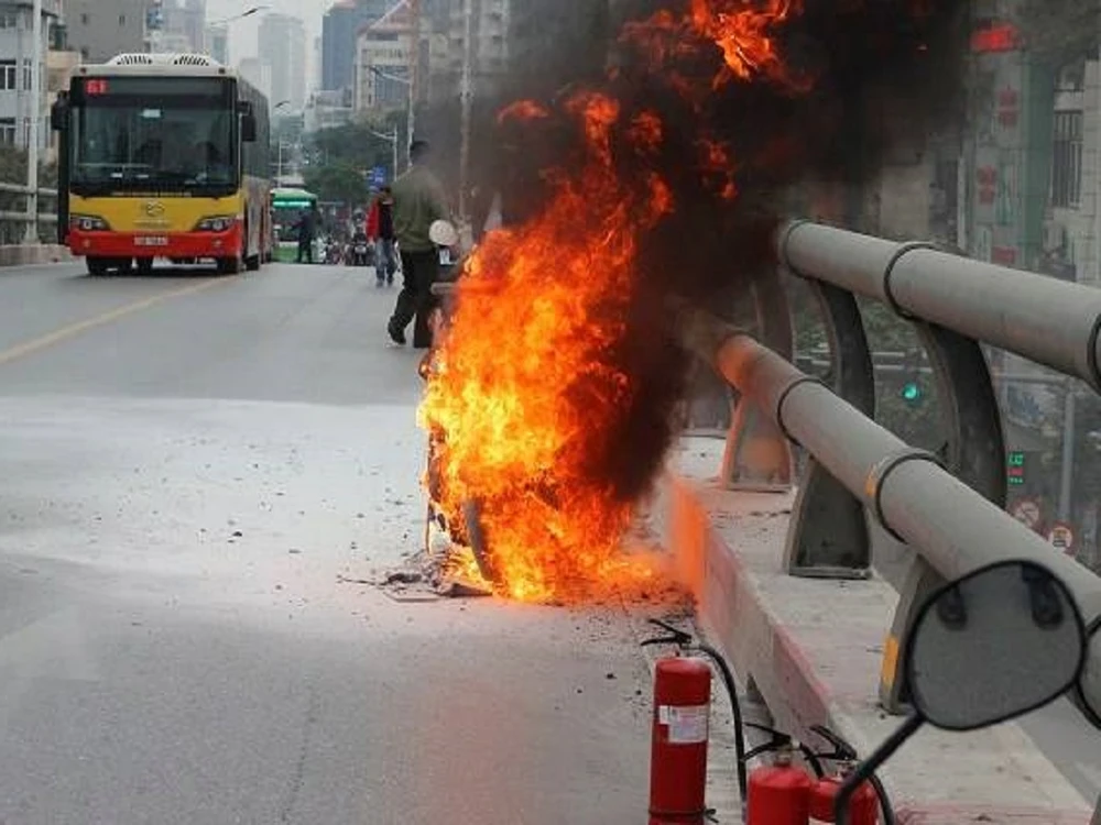 Xe máy bốc cháy tan tành trên cầu vượt tại Hà Nội ảnh 1