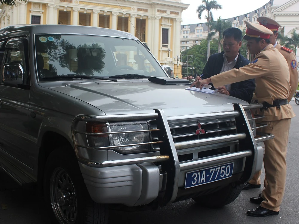 CSGT Hà Nội xử phạt một trường hợp xe biển xanh vi phạm