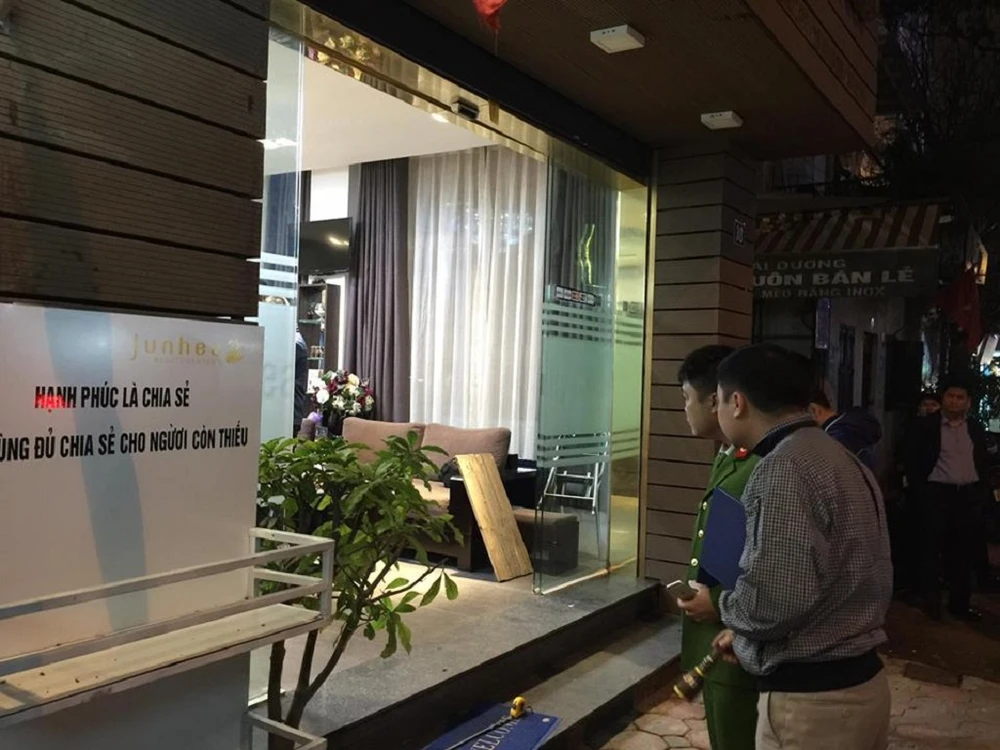 Nổ súng tại quán cafe, 1 thanh niên ôm bụng bỏ đi ảnh 2