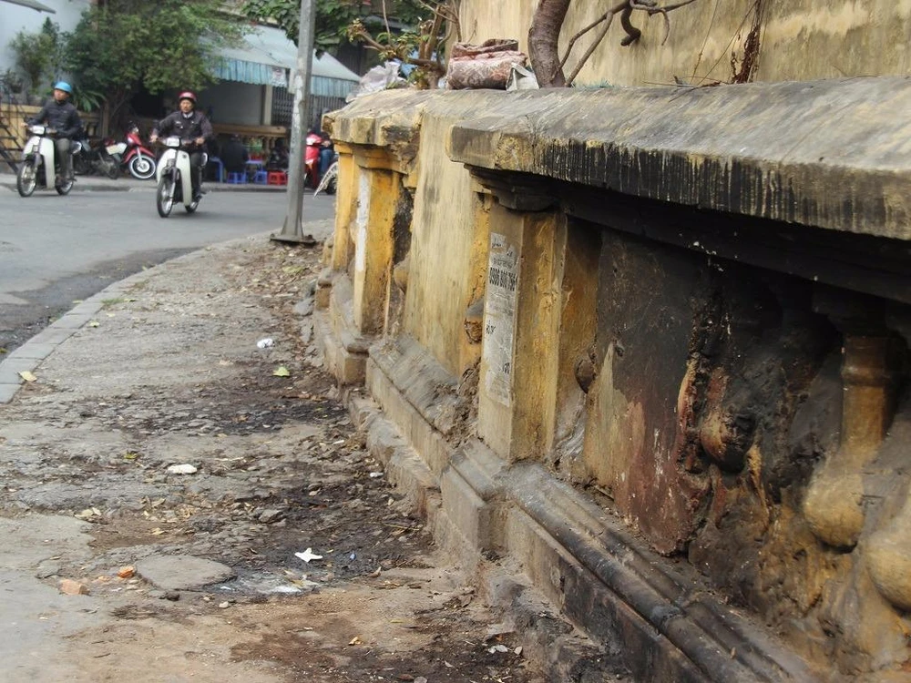 Khu vực chân cầu Long Biên bị người dân tè bậy khiến bốc mùi hôi nồng nặc.